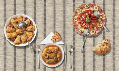 Lahana turşusu ile mayalı gözleme rulo ve meze çanak kağıt parşömen yer mindere süslenmiş