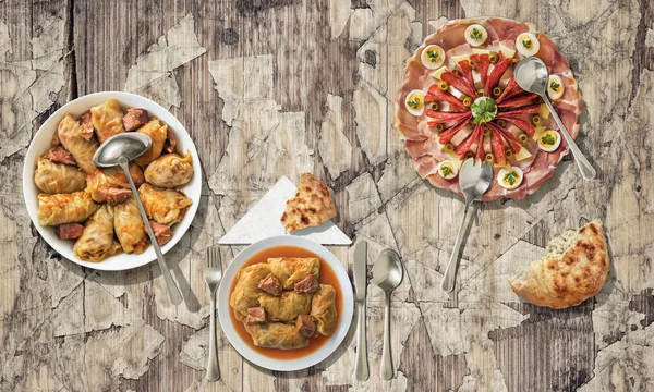 Lahana turşusu ile süslenmiş meze yemek alır ve yıpranmış eski rustik hizmet Olivier salata lapa lapa Bahçe masa kırık