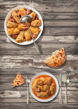 Mayalı gözleme eski rustik yıpranmış kırık lapa lapa Bahçe masaya servis ile geleneksel turşu lahana rulo