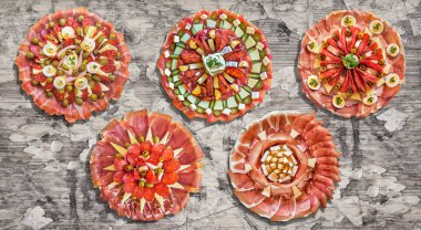 Geleneksel hoş geldiniz süslenmiş meze lezzetli yemekleri rustik eski yıpranmış kırık lapa lapa Bahçe tablo grunge, yüzey üzerinde sergilenen