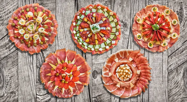 Traditional Welcome Garnished Appetizer Savory Dishes Exhibited Rustic Old Weathered — Stock Photo, Image