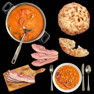 Kuru fasulye ve domuz eti pastırma rashers için Füme domuz kaburga ile pişmiş siyah arka plan üzerine izole gözleme mayalı