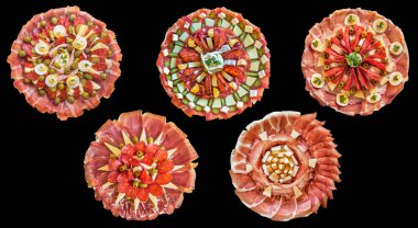 Siyah arka plan üzerine izole lezzetli yemekleri meze koleksiyonu beş geleneksel karşılama süslenmiş