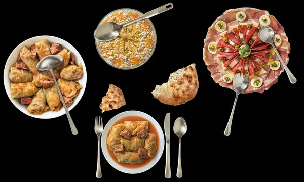 Geleneksel aile içi lezzetli meze tabağı ve turşu lahana rulo Olivier salata ve siyah arka plan üzerine izole mayalı gözleme