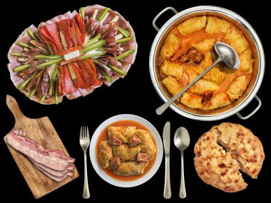 Lezzetli meze yemek turşu lahana rulo ve pastırma ile rashers mayalı gözleme siyah arka plan üzerine izole ile servis