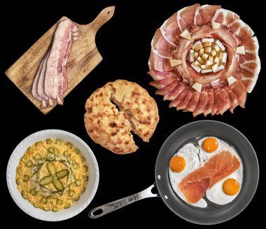 Olivier salata ve ilave pastırma Rashers ve siyah arka plan üzerine izole mayalı gözleme ile tavada kızarmış yumurta ile meze yemek