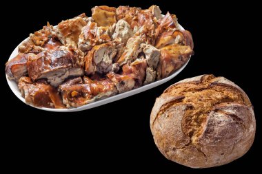 Tabak dolusu tükürük kavrulmuş domuz eti et dilimleri ve siyah arka plan üzerine izole iç tam tahıl karanlık ayrılmaz ekmek somun