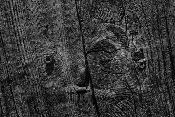 녹 십자 나사와 검은 오래 된 풍된 금이 매듭이 소나무 나무 마루 포함 세부 사항 — 스톡 사진
