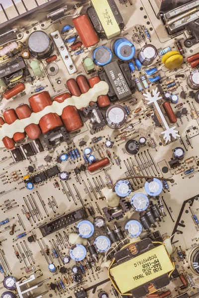 Detalhe de componentes eletrônicos vintage no fundo da placa de circuito — Fotografia de Stock