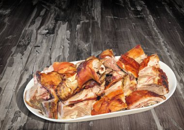 Tabak dolusu tükürük kavrulmuş domuz jambon ve lapa lapa ahşap Bahçe masa omuz dilimleri sette eski kırık