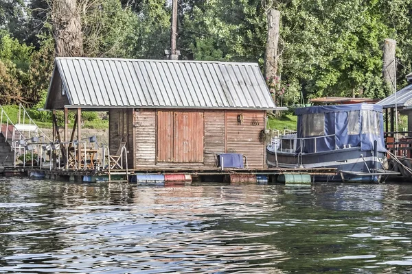 Balsa flotante de verano en el río Sava - Belgrado - Serbia — Foto de Stock