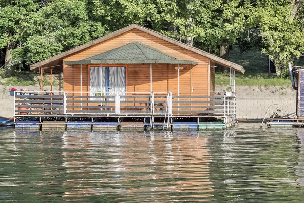 Rifugio estivo galleggiante sul fiume Sava - Belgrado - Serbia — Foto Stock