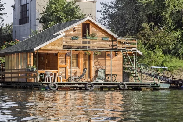 Cabaña de balsa flotante de verano en el río Sava - Belgrado - Serbia — Foto de Stock