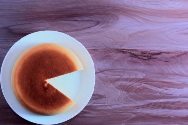 kek parçası, düz dışarı kesim ile yatıyordu