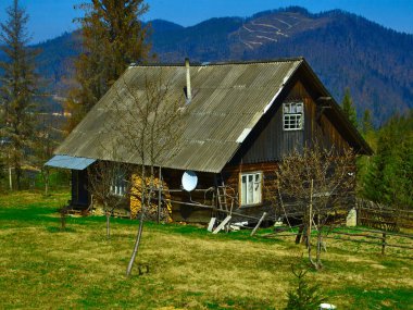 bir avlu, bir konut ile dağlarda eski ahşap ev