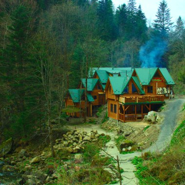 Orman ve dağlar, turizm kompleksi, ahşap binalar