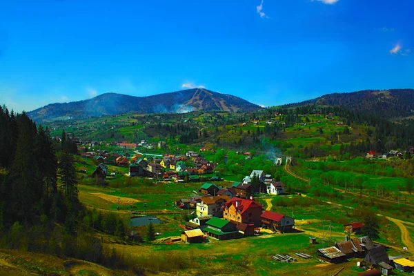 Floresta Montanhas Aldeia Montanha Vale Céu Azul — Fotografia de Stock