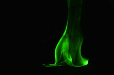 Siyah bir arka plan üzerinde güzel yangın yeşil alevler.