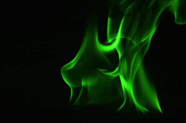 Siyah bir arka plan üzerinde güzel yangın yeşil alevler.