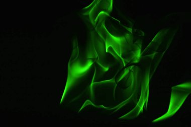 Siyah bir arka plan üzerinde güzel yangın yeşil alevler.