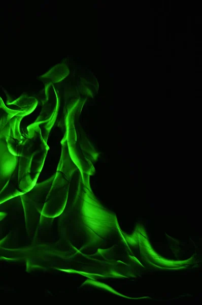Siyah bir arka plan üzerinde güzel yangın yeşil alevler.