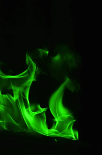 Hermosas Llamas Verdes Fuego Sobre Fondo Negro — Foto de Stock