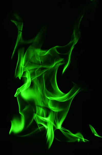 Siyah bir arka plan üzerinde güzel yangın yeşil alevler.