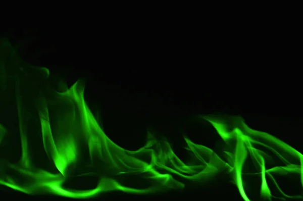 Siyah bir arka plan üzerinde güzel yangın yeşil alevler.