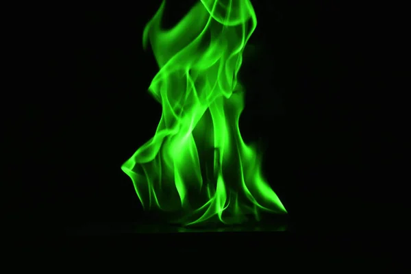 Hermosas Llamas Verdes Fuego Sobre Fondo Negro — Foto de Stock