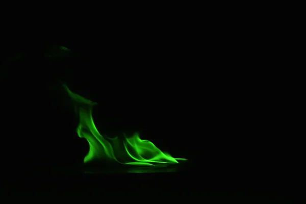 美丽的火焰绿色火焰在黑色背景 — 图库照片