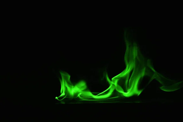 Piękny Ogień Zielone Płomienie Czarnym Tle — Zdjęcie stockowe