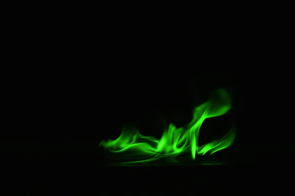 Piękny Ogień Zielone Płomienie Czarnym Tle — Zdjęcie stockowe
