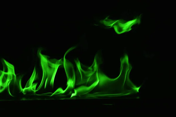 Schöne Feuergrüne Flammen Auf Schwarzem Hintergrund — Stockfoto