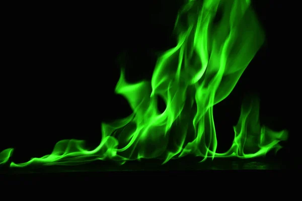 Hermosas Llamas Verdes Fuego Sobre Fondo Negro — Foto de Stock