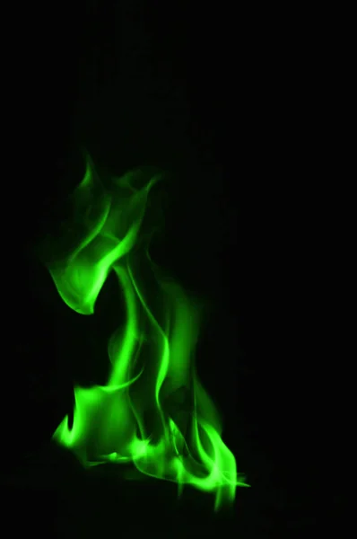 Hermosas Llamas Verdes Fuego Sobre Fondo Negro — Foto de Stock