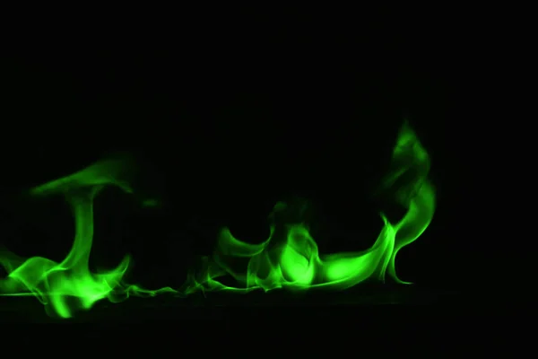 Hermosas Llamas Verdes Fuego Sobre Fondo Negro — Foto de Stock