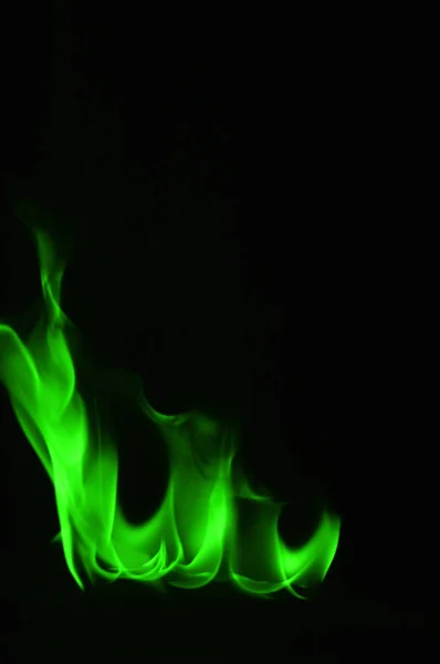 Hermosas Llamas Verdes Fuego Sobre Fondo Negro — Foto de Stock