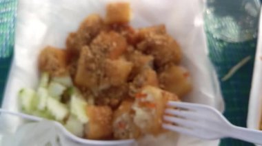 İnce poh piah derisine sarılı ve bol yağda kızartılmış, kıtır kıtır altın kahverengi sebzelerin yerel stil tarifi..