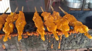 Bambu sopasıyla bağlanmış tavuk, kömür sobasında ızgara, güzel kokulu, sokak yemeği olarak ya da Tayland marketinde bulunur.