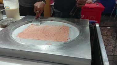 Dondurulmuş tavada kızartılmış çilekli dondurma hazırlıyorum. Sarılmış dondurma, el yapımı dondurma tatlı.