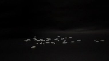 Siyah arkaplanda düşen pirincin yavaş çekimi