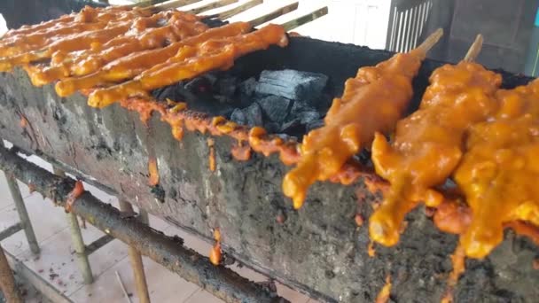 Kuře Svázané Bambusovou Tyčinkou Grilované Vařičích Voňavé Najít Jako Pouliční — Stock video