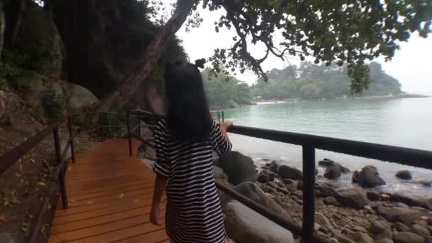 Una Chica Caminando Puente Junto Mar — Vídeo de stock