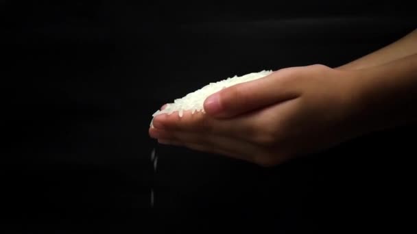 Рисовые Зерна Падают Рук Замедленной Съемке — стоковое видео