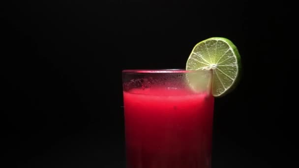 Frischer Bio Wassermelonen Smoothie Glas Auf Schwarzem Hintergrund Nahaufnahme Rotiert — Stockvideo
