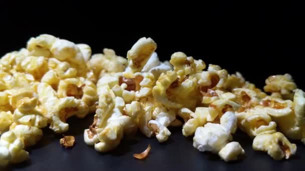 Flauschiges Popcorn Makro Luftig Geknallter Mais Snack Serviert Kino Unterhaltung — Stockvideo