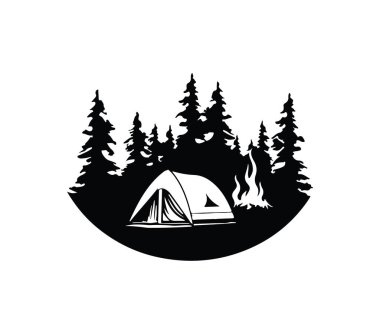 Ağaçlarla çevrili Çadır ve Kamp Ateşi ile Kamp Sahnesi
