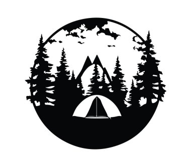 Orman Sahnesindeki Siyah Çadır ve Dağların Silueti