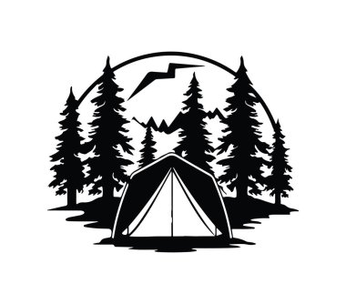 Ormanda Çadır ve Dağ Arkaplanlı Sahne Kampı