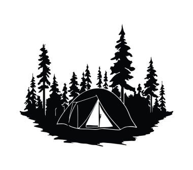 Çam ağaçlarıyla çevrili Siyah ve Beyaz Kamp Çadırı